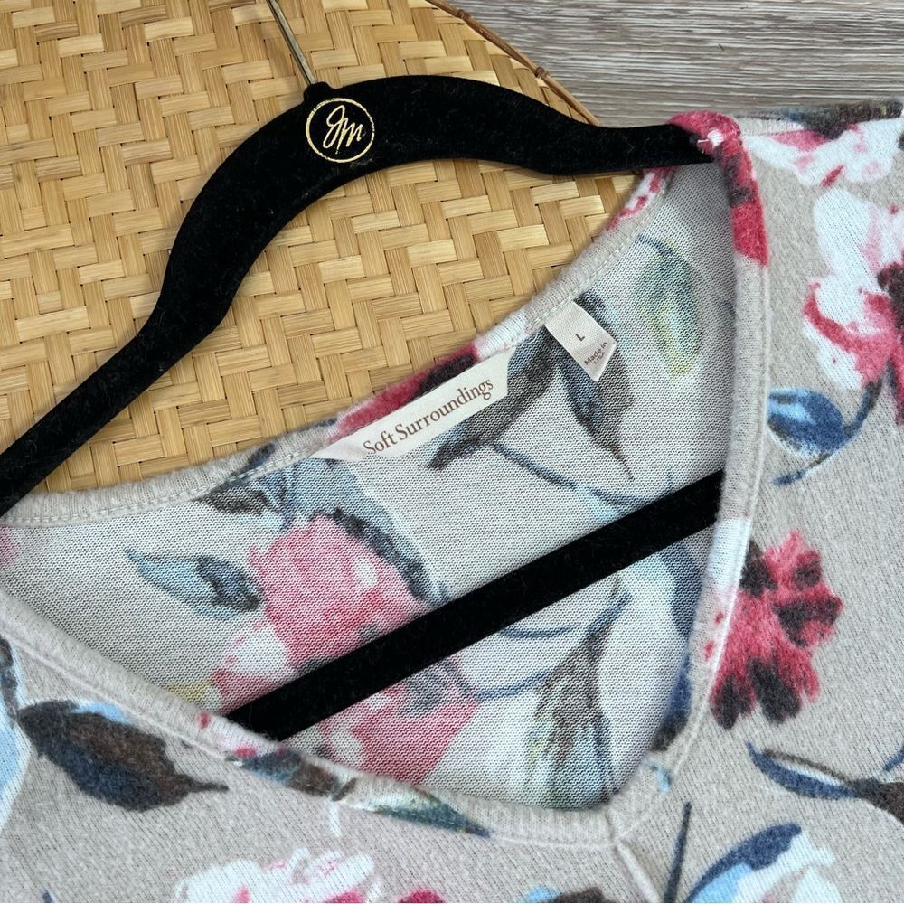 Soft surroundings floral printed blouse ultra soft - Picture 2 of 6